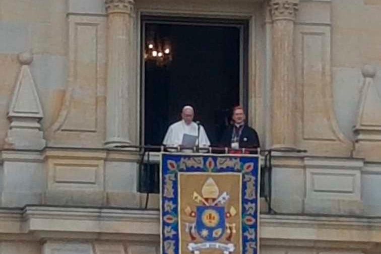 Saludo Del Santo Padre: Bendición A Los Fieles Desde El Balcón Del Palacio Cardenalicio
