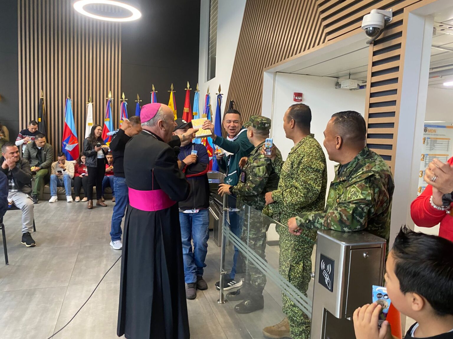 Monseñor José Roberto Ospina Leongómez presidió la Novena de Navidad en ...